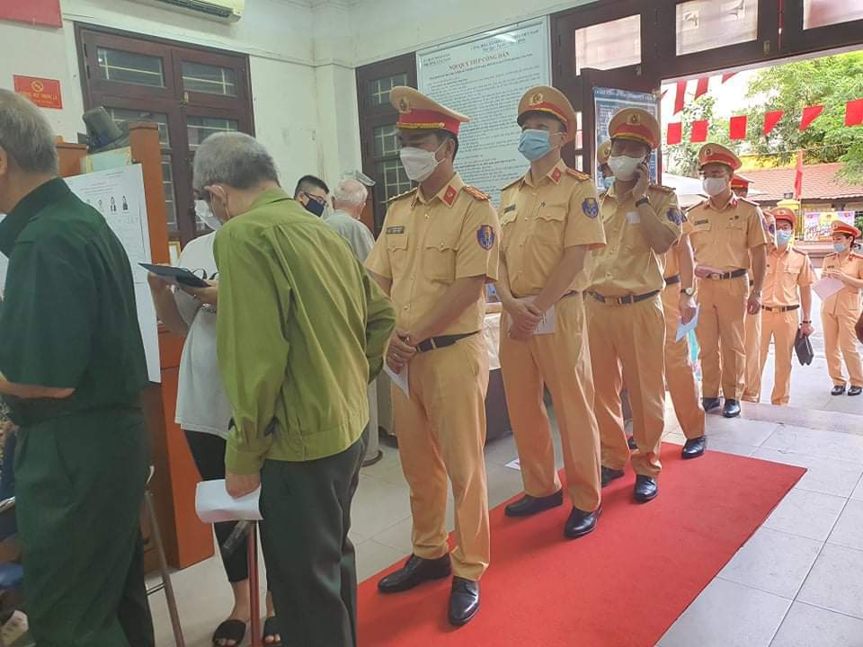 Chùm ảnh: Hình ảnh về lực lượng Công an Hà Nội bỏ phiếu trong ngày hội lớn - Ảnh 10