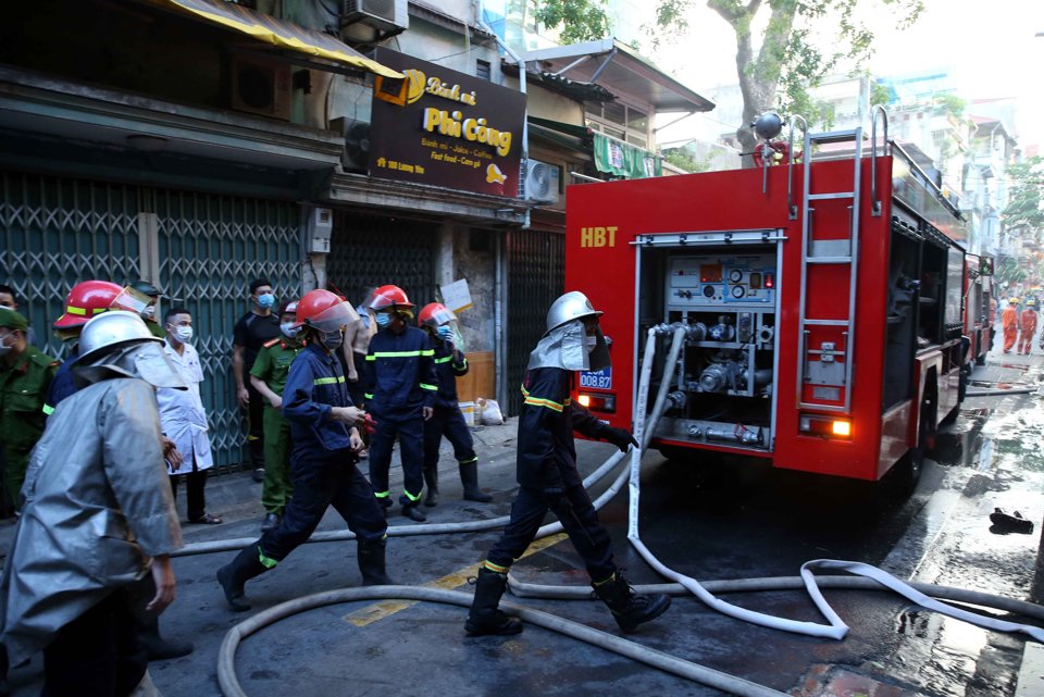 Hà Nội: Cháy lớn tại ngôi nhà trong ngõ phố Lương Yên - Ảnh 2