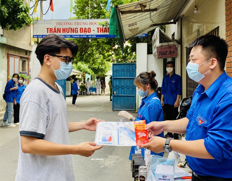Quận Thanh Xuân: Thanh niên tình nguyện tặng dụng cụ học tập, hỗ trợ tối đa cho thí sinh - Ảnh 3