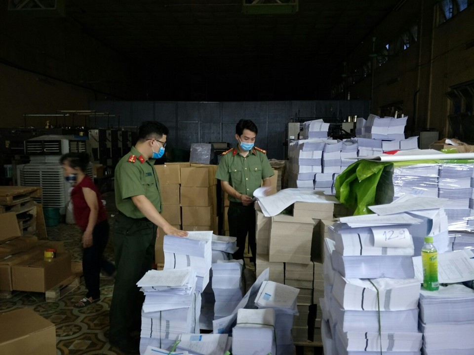 Đột kích 2 xưởng in "khủng" ở Hà Nội, phát hiện hơn 50.000 cuốn sách nghi in lậu - Ảnh 1