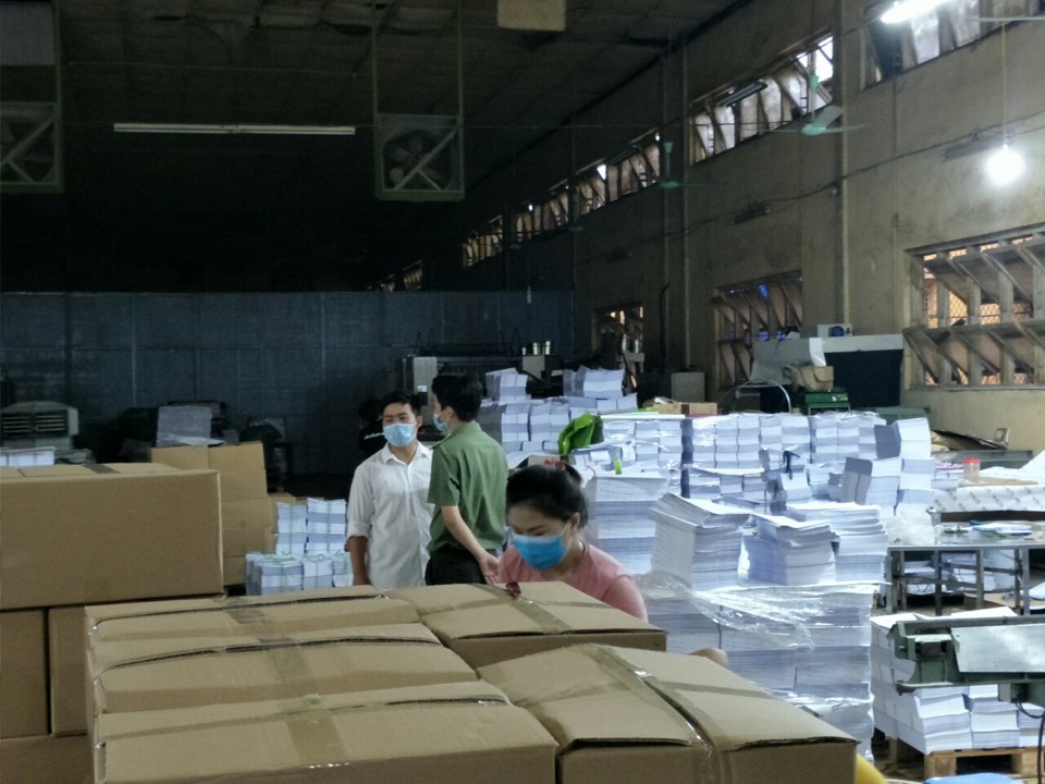 Đột kích 2 xưởng in "khủng" ở Hà Nội, phát hiện hơn 50.000 cuốn sách nghi in lậu - Ảnh 5