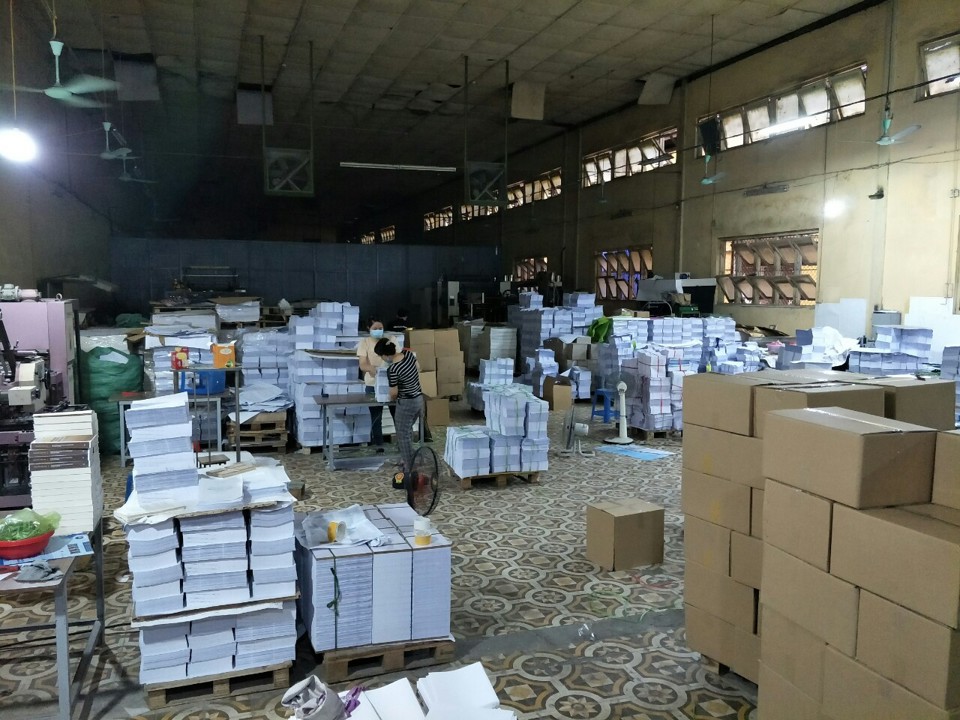 Đột kích 2 xưởng in "khủng" ở Hà Nội, phát hiện hơn 50.000 cuốn sách nghi in lậu - Ảnh 2