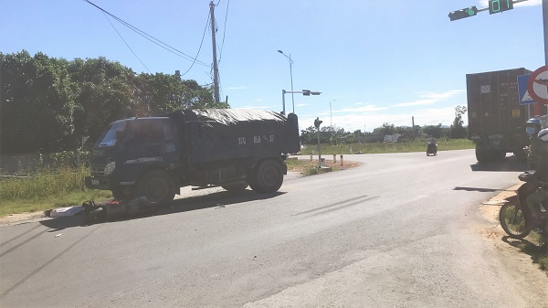 Nghệ An: Va chạm với xe tải, một phụ nữ điều khiển xe máy thiệt mạng - Ảnh 1