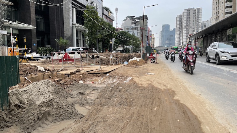 Tại công trình hầm chui Lê Văn Lương: Bùn đất tràn đường, “bẫy” người tham gia giao thông - Ảnh 1