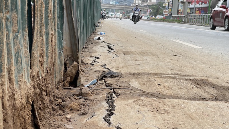 Tại công trình hầm chui Lê Văn Lương: Bùn đất tràn đường, “bẫy” người tham gia giao thông - Ảnh 4