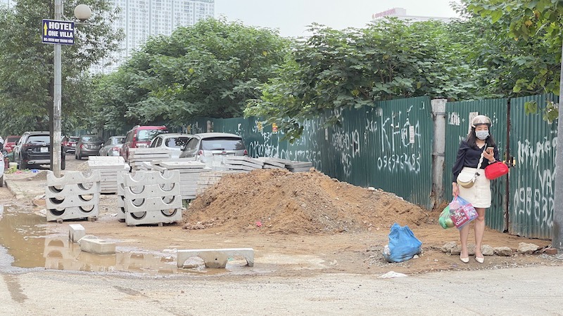 Tại công trình hầm chui Lê Văn Lương: Bùn đất tràn đường, “bẫy” người tham gia giao thông - Ảnh 6