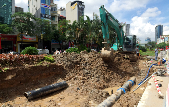 Vẫn chưa khắc phục xong vụ vỡ ống nước trên đường Trần Duy Hưng - Ảnh 2