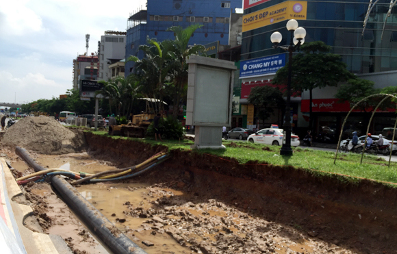 Vẫn chưa khắc phục xong vụ vỡ ống nước trên đường Trần Duy Hưng - Ảnh 3