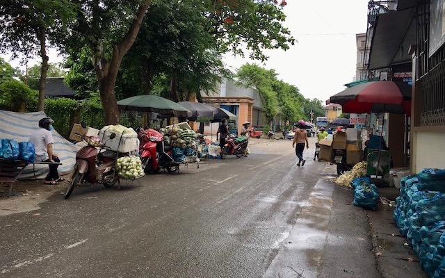Huyện Mê Linh (Hà Nội): Chợ cóc ngang nhiên hoạt động giữa cao điểm chống dịch Covid-19 - Ảnh 2