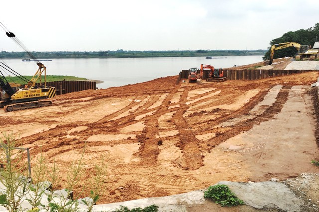 Khẩn trương khắc phục sự cố nứt đê sông Hồng tại Hà Nội - Ảnh 4
