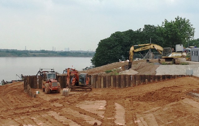 Khẩn trương khắc phục sự cố nứt đê sông Hồng tại Hà Nội - Ảnh 3