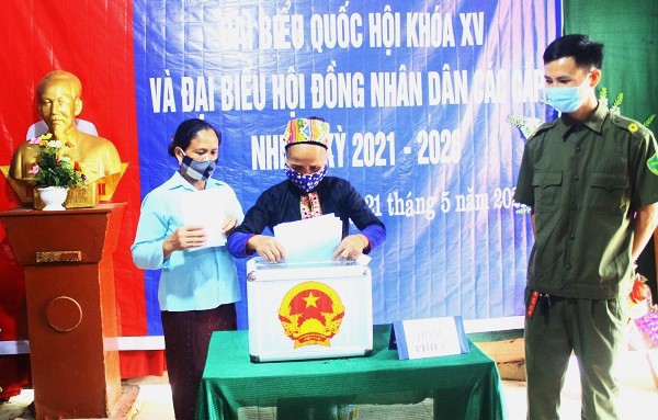 Nghệ An: Gần 43.000 cử tri các huyện miền núi nô nức đi bầu cử sớm - Ảnh 2