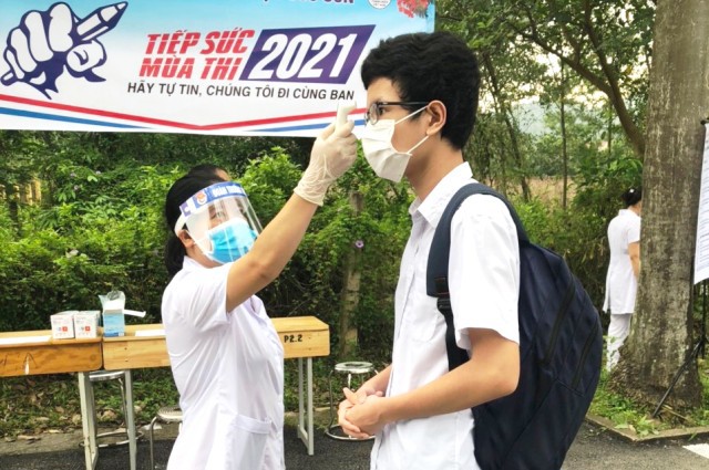 Huyện Sóc Sơn: Xét tuyển vào lớp 10 THPT cho 2 học sinh đang cách ly phòng dịch Covid-19 - Ảnh 2