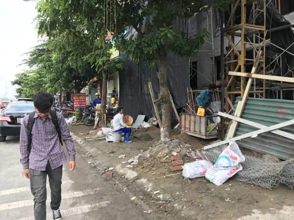 Tại phường Mộ Lao, quận Hà Đông: Dọn dẹp vỉa hè để… đối phó - Ảnh 1