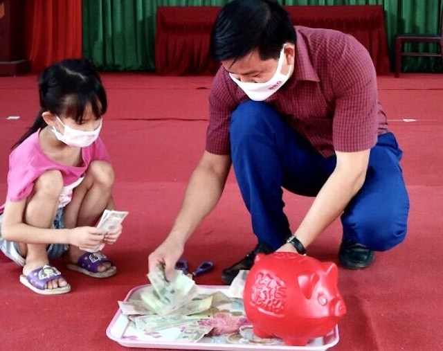 Huyện Sóc Sơn: Học sinh lớp 1 đập lợn tiết kiệm ủng hộ Quỹ vaccine phòng, chống Covid-19 - Ảnh 1