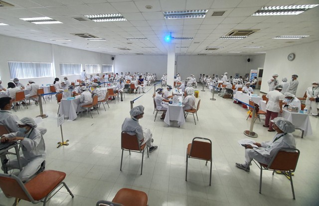 Huyện Mê Linh: 1.800 công nhân Khu công nghiệp Quang Minh tiêm vaccine Covid-19 - Ảnh 1