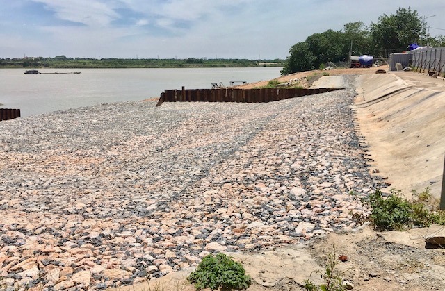 Hoàn thành khắc phục sự cố nứt đê sông Hồng tại Hà Nội - Ảnh 1