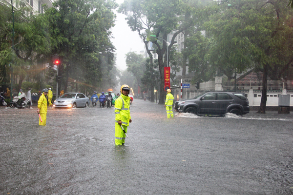 Hà Nội: CSGT trực 24/24 giờ ứng phó với mưa bão - Ảnh 1