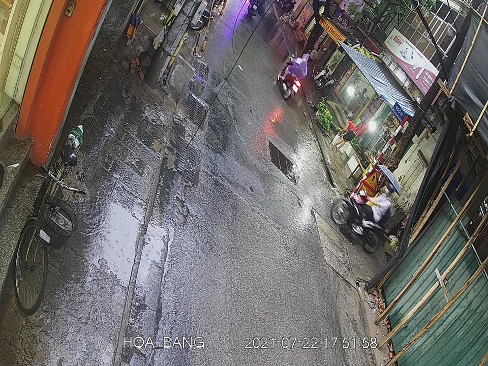 [Ảnh] Nội thành Hà Nội bất ngờ mưa lớn, ô tô rẽ sóng trên phố - Ảnh 22