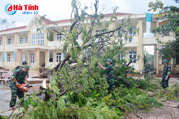 Các địa phương dồn lực khắc phục thiệt hại do bão số 10 - Ảnh 7