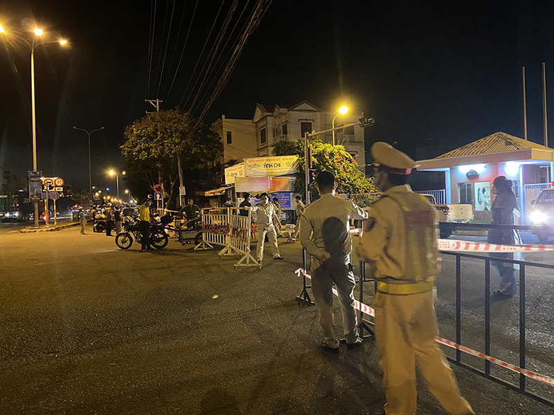 Hàng chục ca dương tính với SARS-CoV-2, Đà Nẵng khẩn cấp phong tỏa KCN An Đồn trong đêm - Ảnh 1
