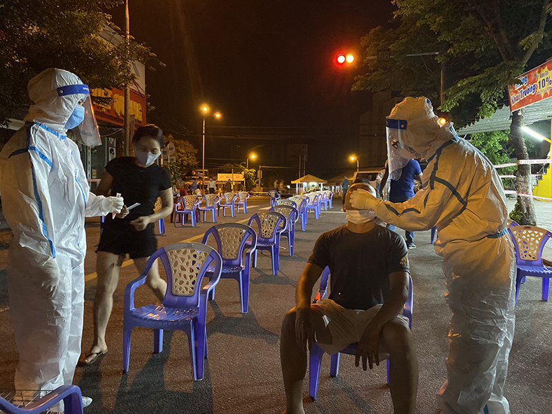 Hàng chục ca dương tính với SARS-CoV-2, Đà Nẵng khẩn cấp phong tỏa KCN An Đồn trong đêm - Ảnh 2