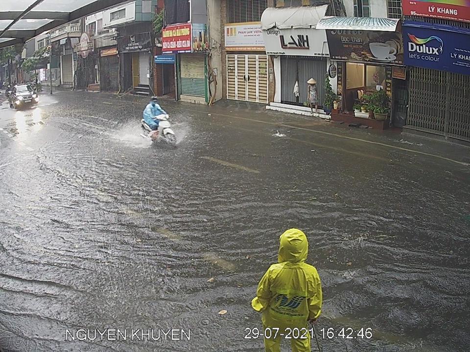 Hà Nội: Đường phố vắng tanh trong chiều mưa lớn, một số tuyến phố bị ngập - Ảnh 3