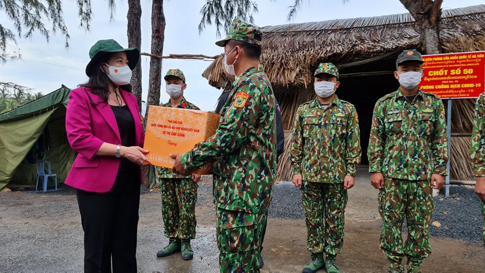 Phó Chủ tịch nước Võ Thị Ánh Xuân thăm, tặng quà các chốt phòng,  chống dịch Covid-19 tại Kiên Giang - Ảnh 3