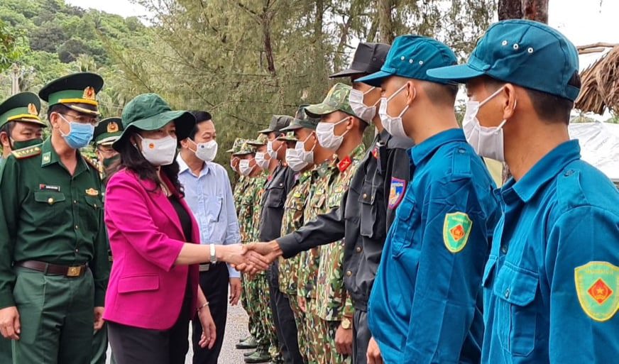 Phó Chủ tịch nước Võ Thị Ánh Xuân thăm, tặng quà các chốt phòng,  chống dịch Covid-19 tại Kiên Giang - Ảnh 1