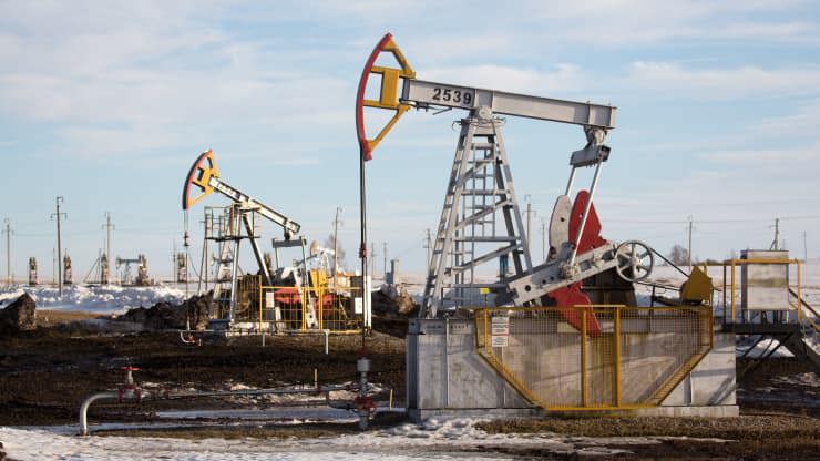 Giá dầu lại lập kỷ lục hơn 77 USD/thùng do khủng hoảng tại OPEC+ - Ảnh 1