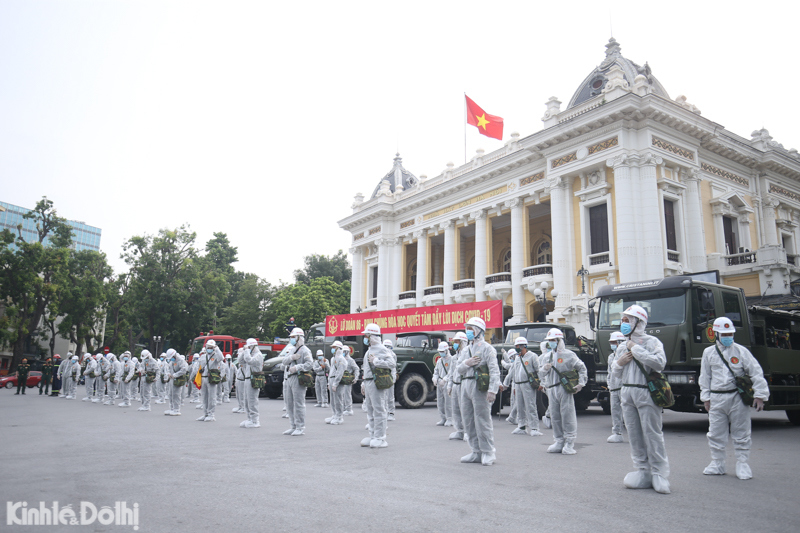 [Ảnh] Hà Nội: Phun khử khuẩn toàn bộ khu vực hồ Hoàn Kiếm và 10 phường phố cổ - Ảnh 1