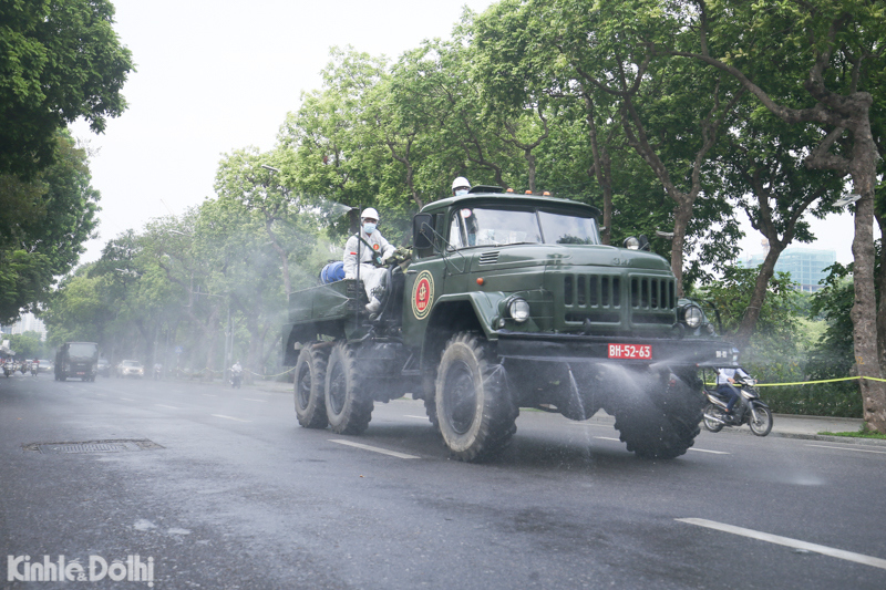 [Ảnh] Hà Nội: Phun khử khuẩn toàn bộ khu vực hồ Hoàn Kiếm và 10 phường phố cổ - Ảnh 13