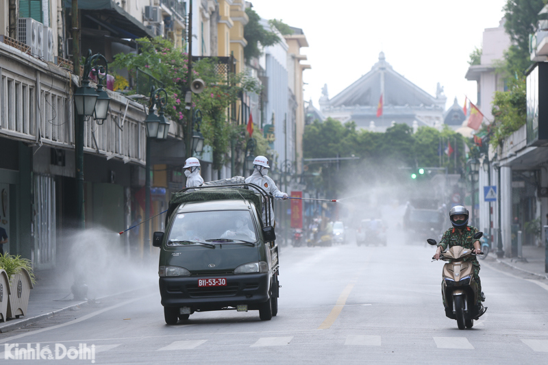 [Ảnh] Hà Nội: Phun khử khuẩn toàn bộ khu vực hồ Hoàn Kiếm và 10 phường phố cổ - Ảnh 9