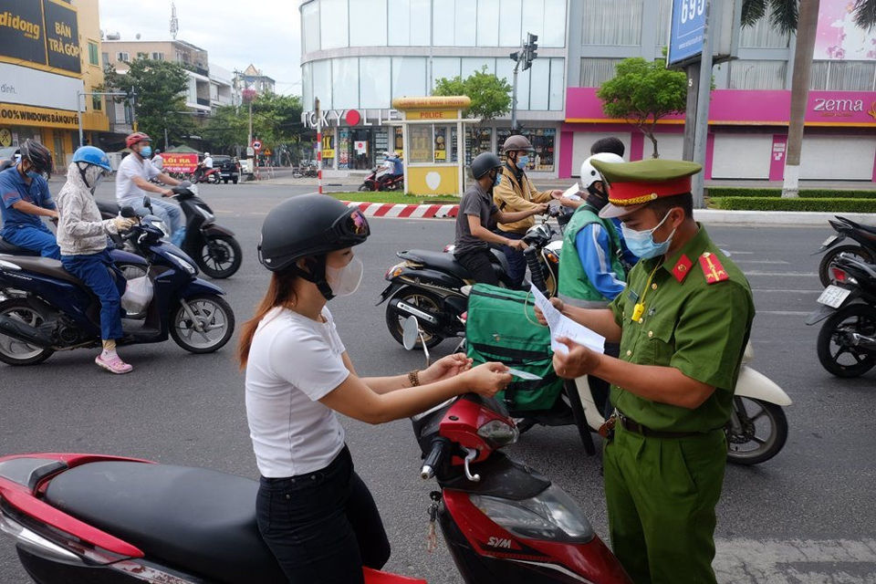 Hà Nội: Người đi đường không cần xuất trình giấy tờ có xác nhận của phường - Ảnh 1