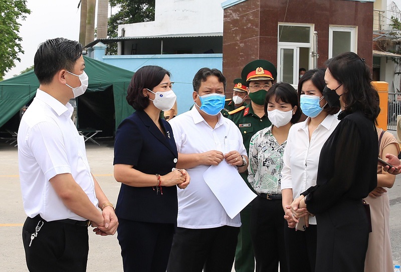Phó Bí thư Thường trực Thành ủy Nguyễn Thị Tuyến: Tiếp tục lấy mẫu xét nghiệm, không bỏ sót người liên quan đến Bệnh viện K - Ảnh 1