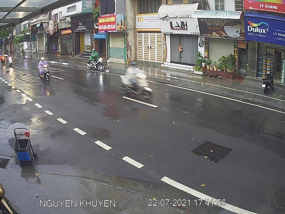 [Ảnh] Nội thành Hà Nội bất ngờ mưa lớn, ô tô rẽ sóng trên phố - Ảnh 19