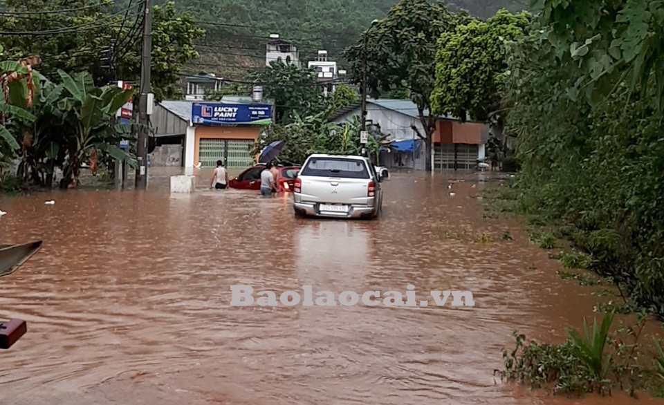 Thành phố Lào Cai ngập sâu sau trận mưa lớn - Ảnh 10