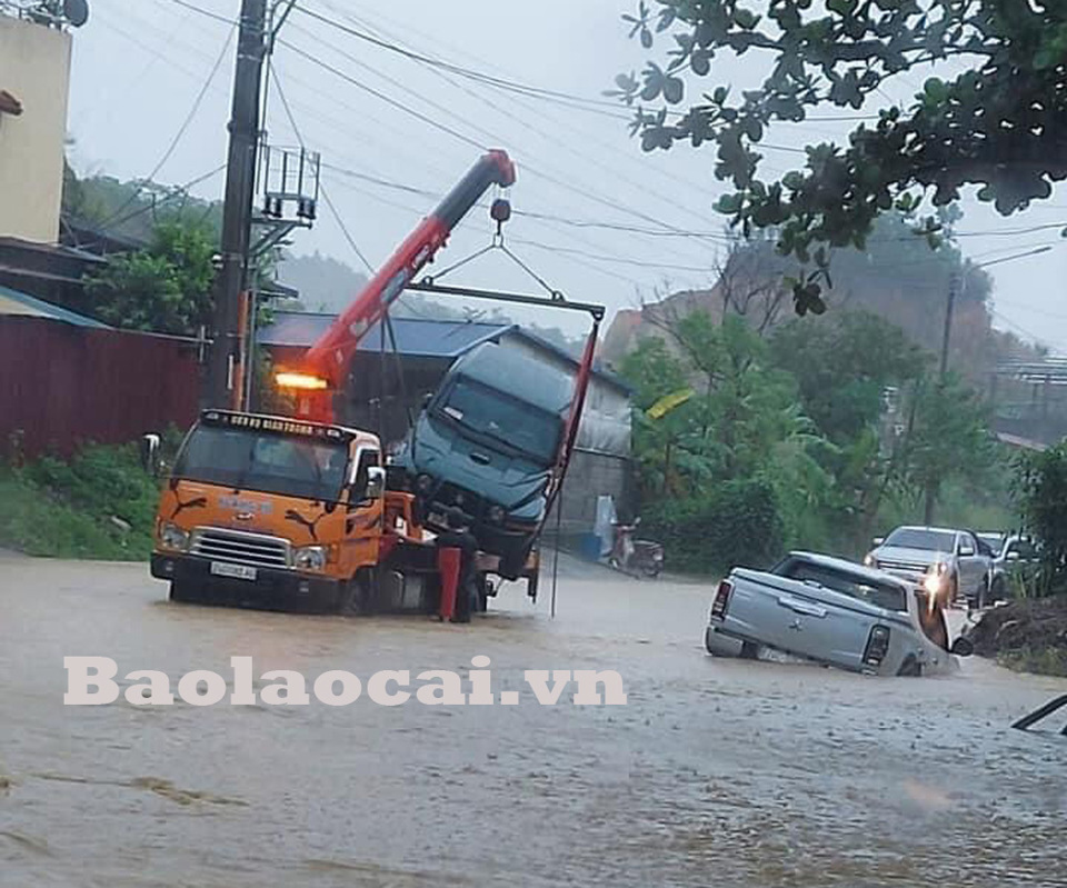 Thành phố Lào Cai ngập sâu sau trận mưa lớn - Ảnh 14