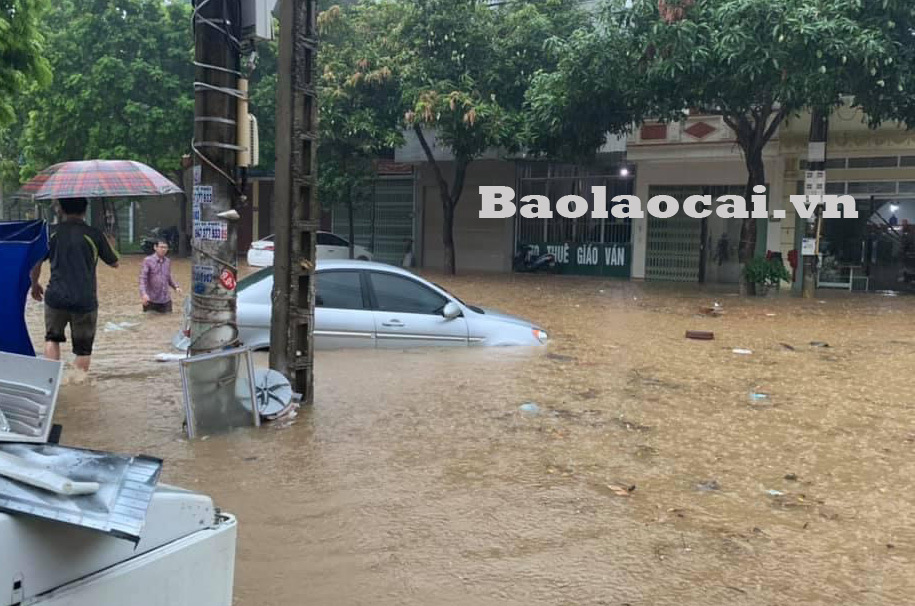 Thành phố Lào Cai ngập sâu sau trận mưa lớn - Ảnh 9