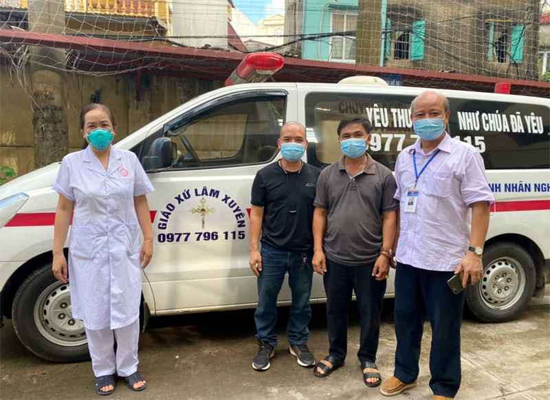 Xúc động 2 tài xế xứ Nghệ lái xe cứu thương về hỗ trợ chống dịch ở Bắc Giang - Ảnh 1