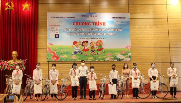 Phó Chủ tịch UBND TP Hà Nội Chử Xuân Dũng tặng xe đạp và quà cho trẻ em - Ảnh 4