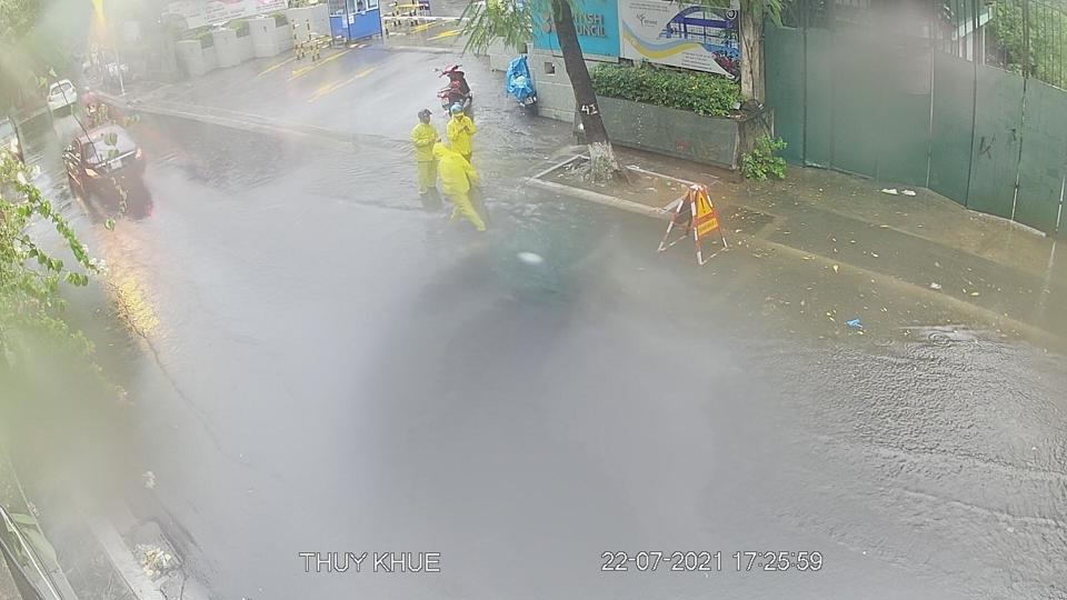 [Ảnh] Nội thành Hà Nội bất ngờ mưa lớn, ô tô rẽ sóng trên phố - Ảnh 13