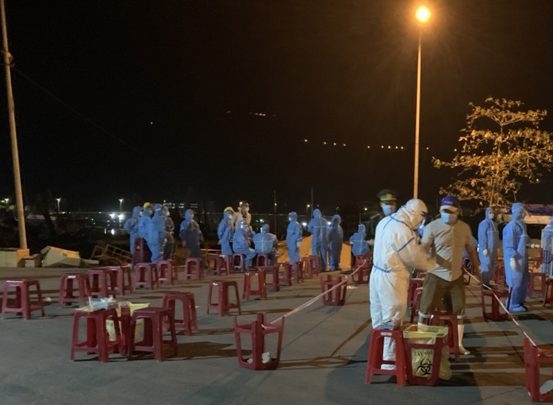 Liên quan 5 ca Covid-19 ở Quảng Ngãi, Đà Nẵng xuyên đêm xét nghiệm cho dân cảng cá - Ảnh 2