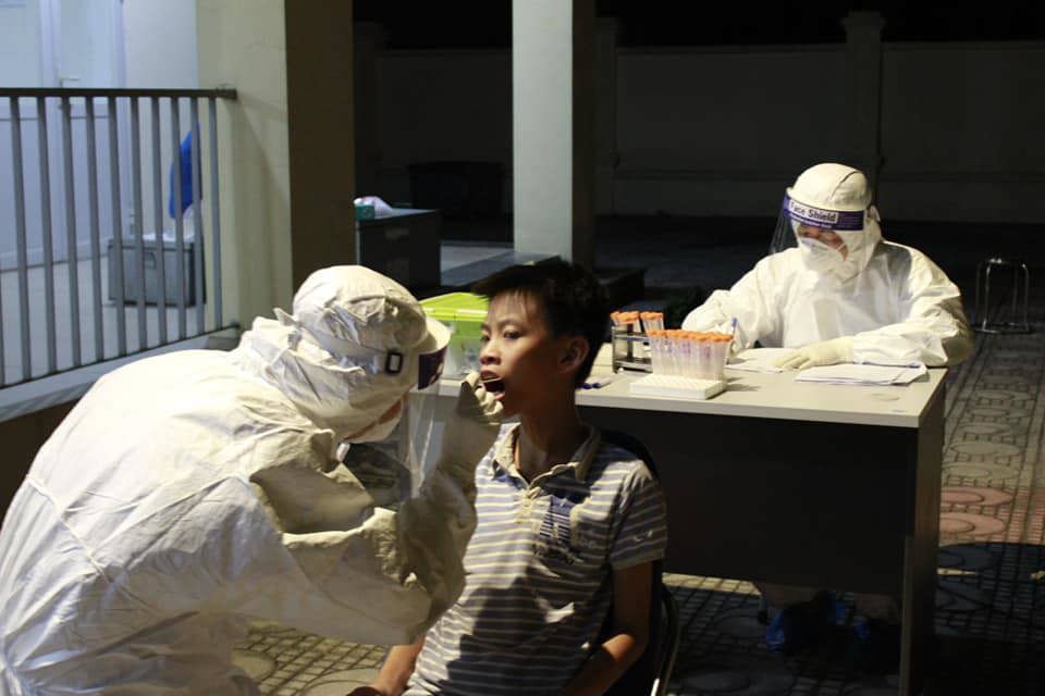 Gia Lâm lấy hơn 300 mẫu xét nghiệm cho người về từ vùng dịch Thuận Thành, tỉnh Bắc Ninh - Ảnh 2