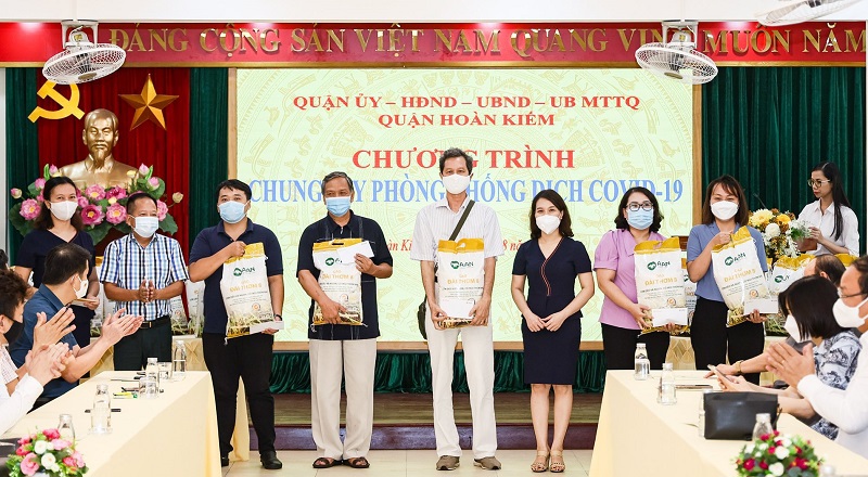 Quận Hoàn Kiếm tiếp nhận gần 4 tỷ đồng ủng hộ chương trình Chung tay phòng chống dịch Covid-19 - Ảnh 4
