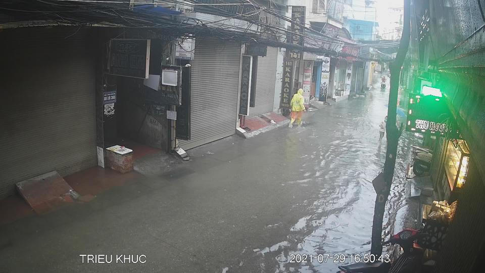 Hà Nội: Đường phố vắng tanh trong chiều mưa lớn, một số tuyến phố bị ngập - Ảnh 16