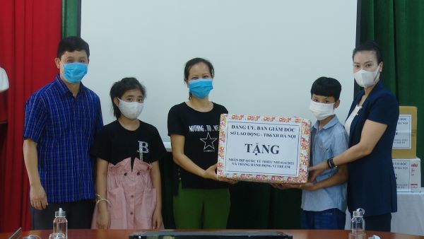 Ngày Quốc tế Thiếu nhi 1/6: Hà Nội tặng gần 1.500 suất quà cho trẻ em có hoàn cảnh đặc biệt - Ảnh 1