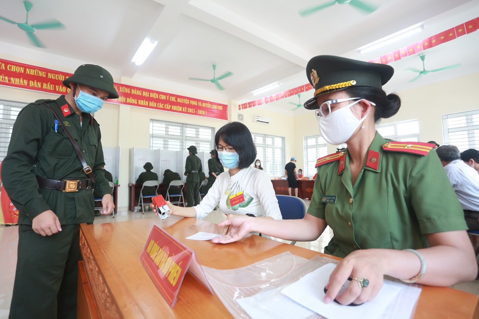 Công an TP Hà Nội: 726 chiến sỹ lần đầu bỏ phiếu trong màu áo lính - Ảnh 10