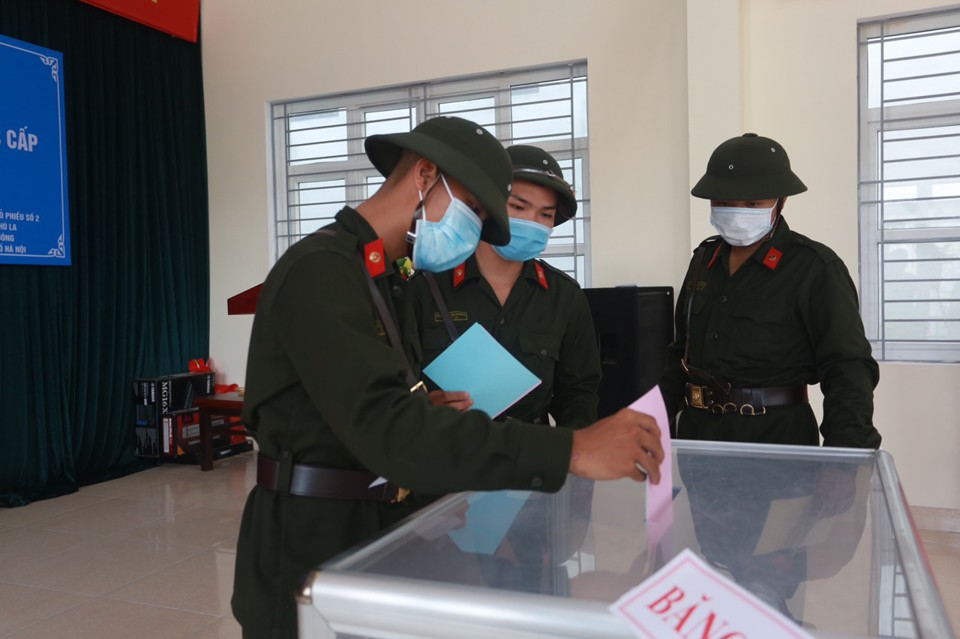 Công an TP Hà Nội: 726 chiến sỹ lần đầu bỏ phiếu trong màu áo lính - Ảnh 8