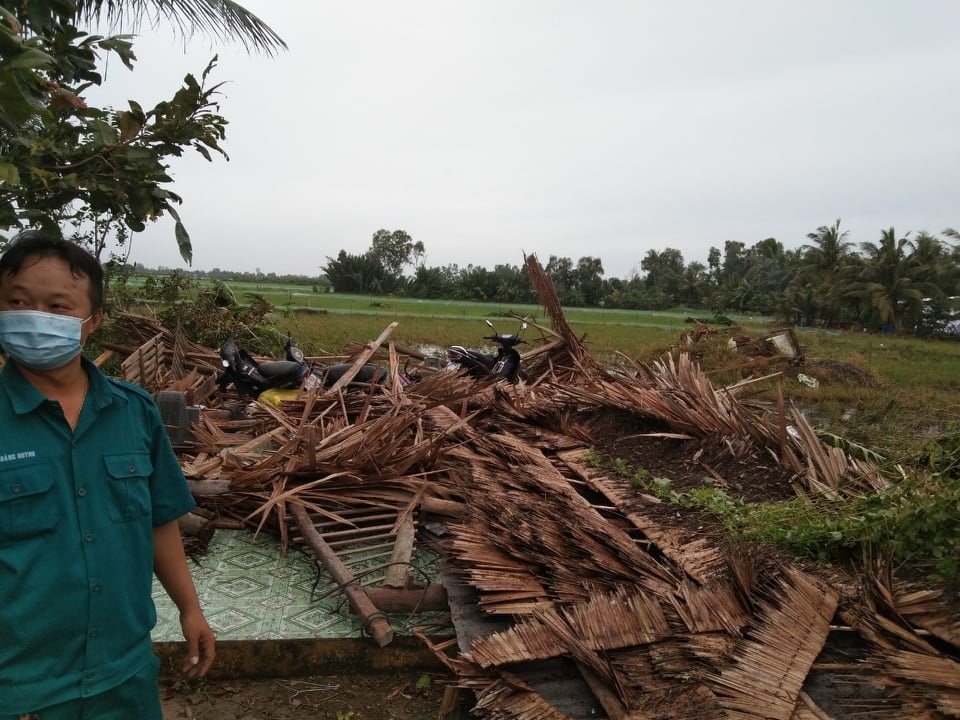 Kiên Giang: Lốc xoáy làm sập và tốc mái hơn 60 căn nhà, nhiều người bị thương - Ảnh 1